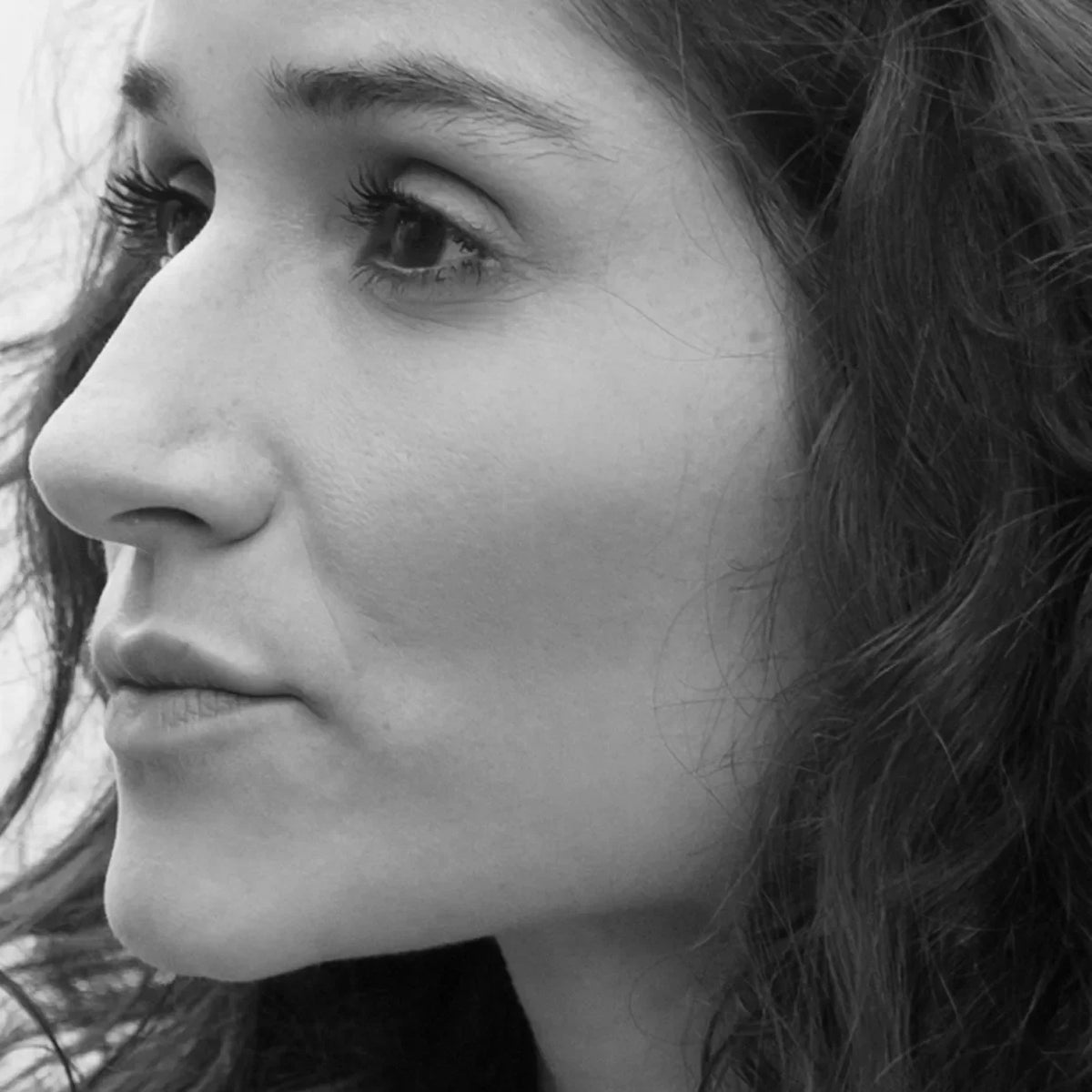 Woman with dry skin and hair, highlighting dryness and frizz.